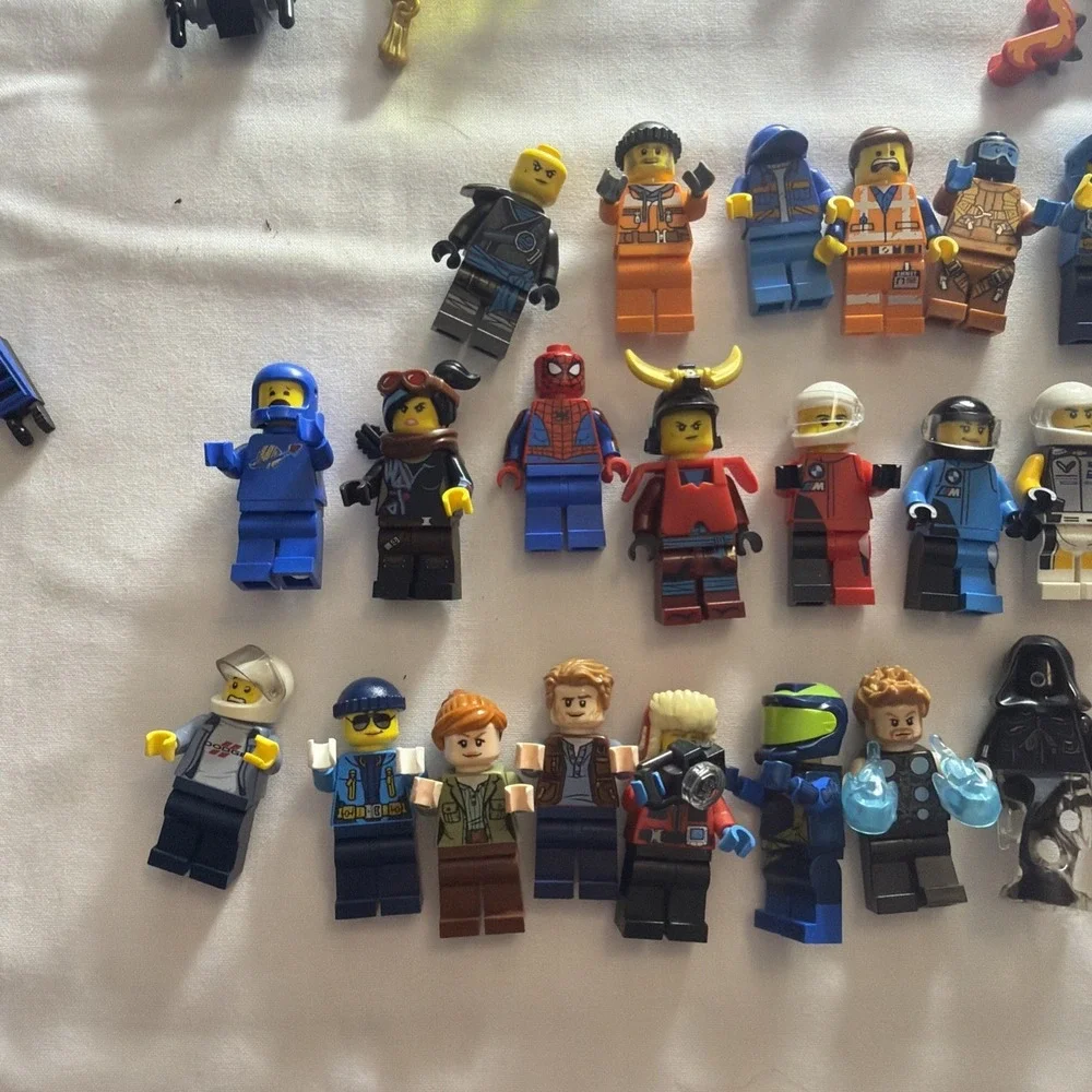 Lego Minifigures: Mixed Lot Of 25 Figures With Some Accessories